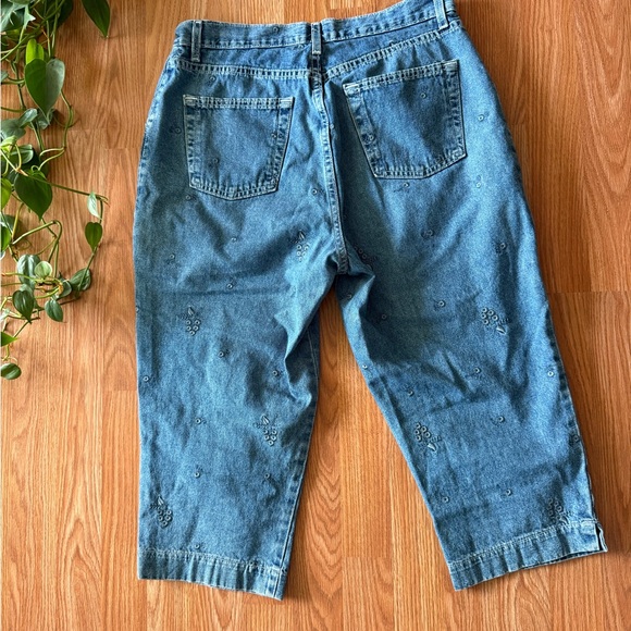 Stylish Denim Capris with Embroidery - Picture 4 of 5